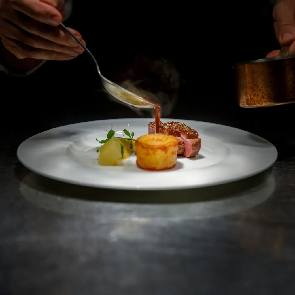 1 papa, muchas recetas: transforma una papa solitaria en un festín Plato gourmet de papa con salsa servido elegantemente hecho con una sola papa