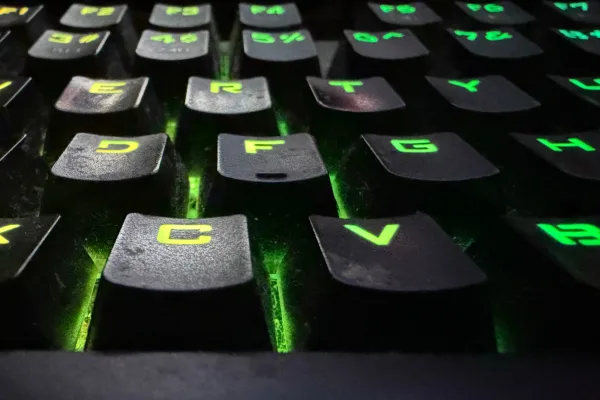 Keywords Semánticas vs. Keywords Larga Cola: La Estrategia en la Era de la IA