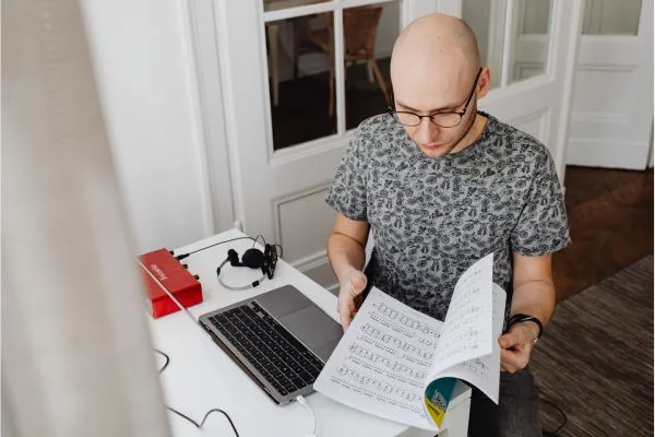 La Ética del Copywriter: ¿Cuándo la IA Cruza la Línea de la Honestidad?